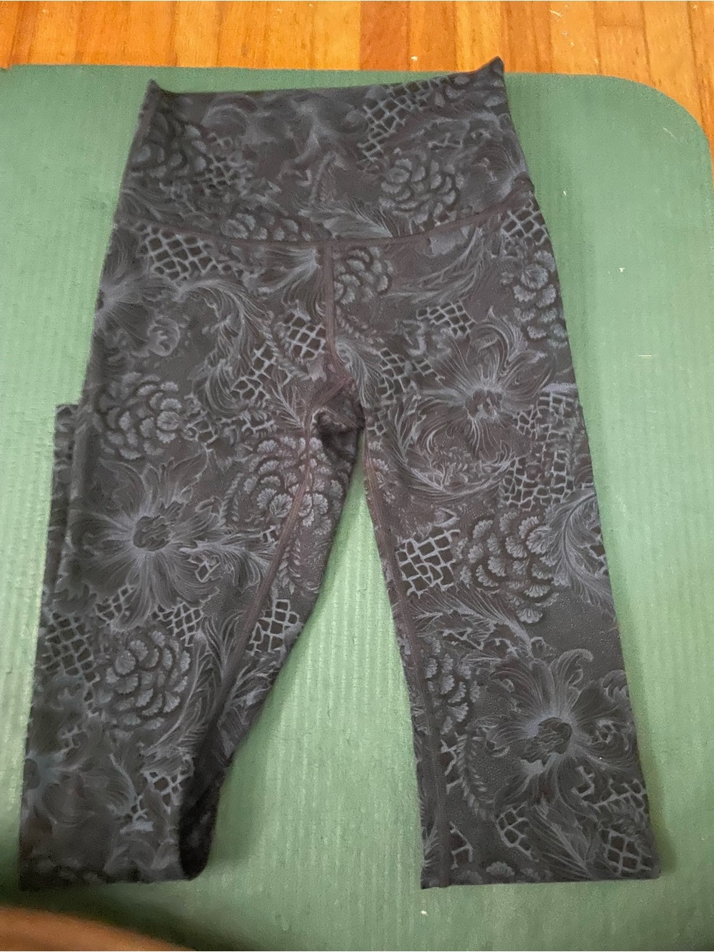 Lululemon Women's Leggings Size 4 26" Navy Black Floral Print High Rise